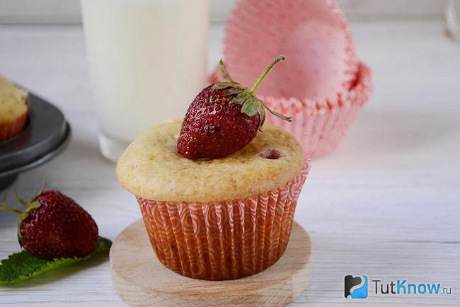 Маффины с клубникой сметана. 1528457083 6. Маффины с клубникой сметана фото. Маффины с клубникой сметана-1528457083 6. картинка Маффины с клубникой сметана. картинка 1528457083 6. Маффины с клубникой, со сметанным кремом и шоколадной глазурью – отличная выпечка к чаю или кофе. Готовятся такие маффины очень быстро. И есть еще один плюс, готовя кексы, вы не будете пачкать руки, чтобы замесить тесто, так как оно будет по консистенции, как густая сметана.