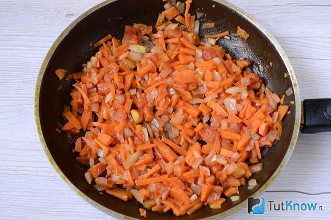 Лук и морковь пассируются на сковороде