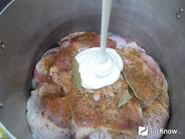 К мясу налит майонез и уксус