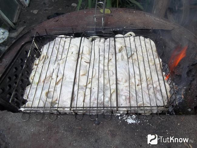Шашлык из курицы готовится на углях