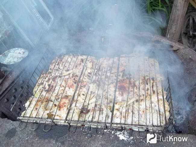 Шашлык из курицы готовится на углях