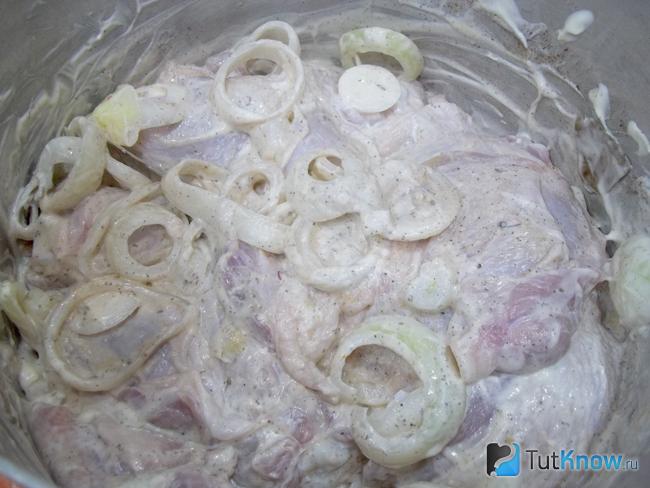 Курица с луком перемешана