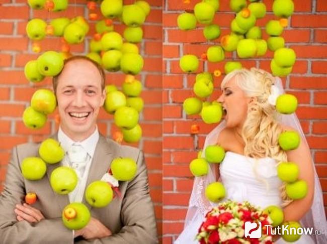 Жених, невеста и венки из яблок