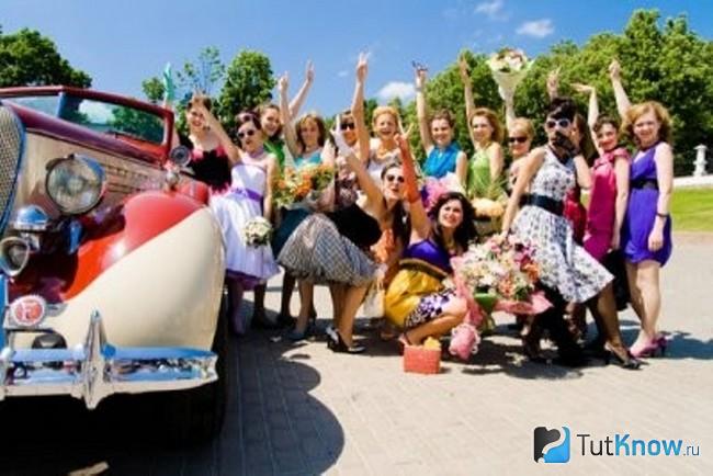 Невеста и её подружки возле автомобиля