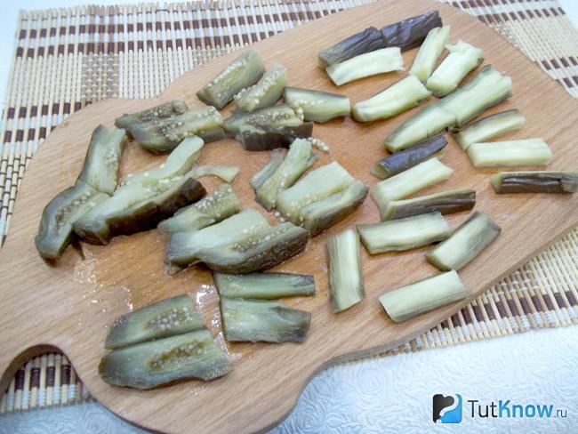 Отваренные баклажаны нарезаны брусками