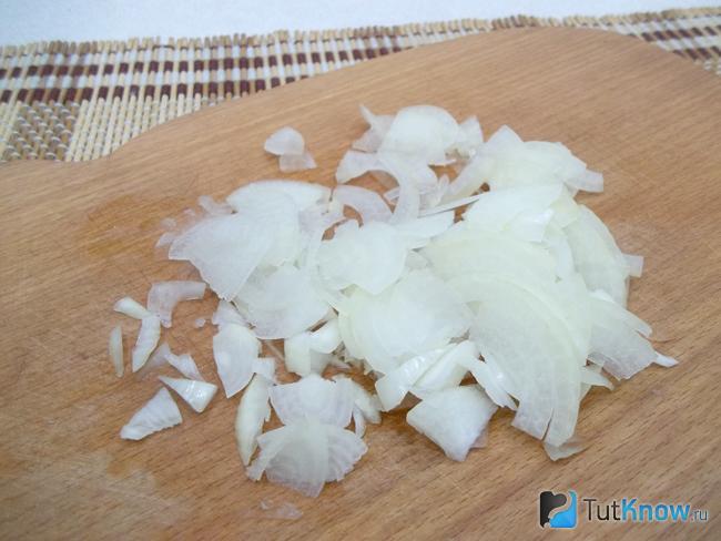 Репчатый лук нашинкован