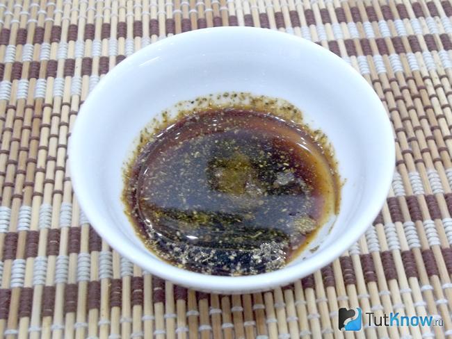 Приготовлена заправка для маринованных баклажанов