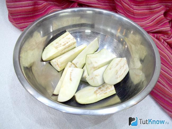 Баклажаны нарезаны брусками