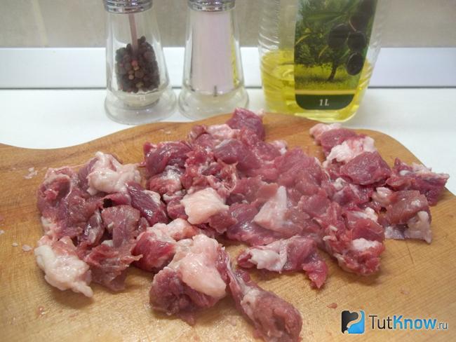 Мясо нарезано кусочками