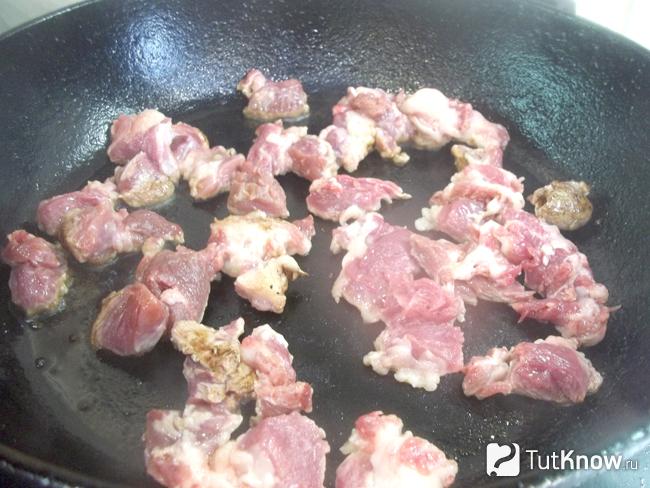 Мясо жарится в сковороде