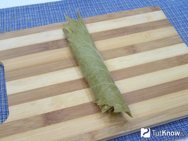 Стопочка листьев свернута рулоном