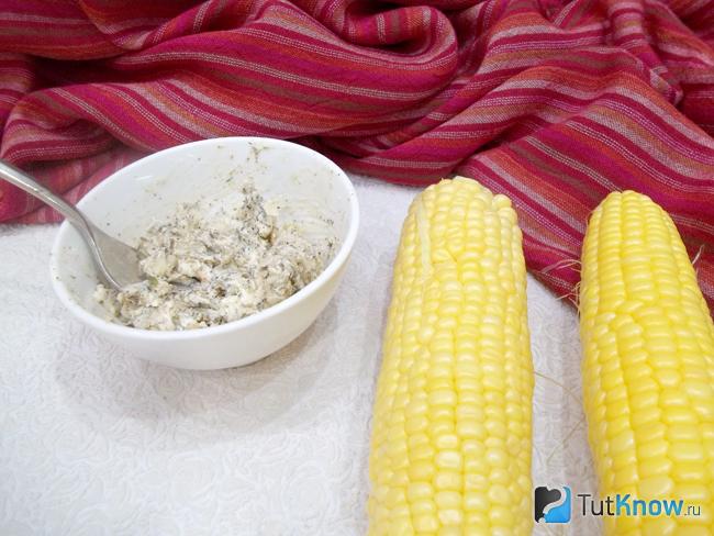 кукуруза в духовке в фольге с маслом и чесноком рецепт приготовления. 1528829509 5. кукуруза в духовке в фольге с маслом и чесноком рецепт приготовления фото. кукуруза в духовке в фольге с маслом и чесноком рецепт приготовления-1528829509 5. картинка кукуруза в духовке в фольге с маслом и чесноком рецепт приготовления. картинка 1528829509 5. Предлагаемый рецепт приготовления кукурузы весьма простой и относительно быстрый, в сравнении с другими вариантами приготовления кукурузы. Готовить подобным образом можно не только молодую свежую кукурузу, неплохо подойдут и старые початки. Только в таком случае ее предварительно нужно будет немного отварить, чтобы она стала мягкой, а потом запекать. Для рецепта я использовала травы, которые больше всего нравятся. Однако специи можно использовать совершено любые, это зависимости от ваших вкусовых предпочтений. Любителям острого советую перед подачей посыпать готовые початки щепоткой молотого чили, а поклонникам сыра посыпать тертым сыром.