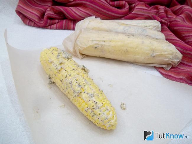кукуруза в духовке в фольге с маслом и чесноком рецепт приготовления. 1528829513 6. кукуруза в духовке в фольге с маслом и чесноком рецепт приготовления фото. кукуруза в духовке в фольге с маслом и чесноком рецепт приготовления-1528829513 6. картинка кукуруза в духовке в фольге с маслом и чесноком рецепт приготовления. картинка 1528829513 6. Предлагаемый рецепт приготовления кукурузы весьма простой и относительно быстрый, в сравнении с другими вариантами приготовления кукурузы. Готовить подобным образом можно не только молодую свежую кукурузу, неплохо подойдут и старые початки. Только в таком случае ее предварительно нужно будет немного отварить, чтобы она стала мягкой, а потом запекать. Для рецепта я использовала травы, которые больше всего нравятся. Однако специи можно использовать совершено любые, это зависимости от ваших вкусовых предпочтений. Любителям острого советую перед подачей посыпать готовые початки щепоткой молотого чили, а поклонникам сыра посыпать тертым сыром.