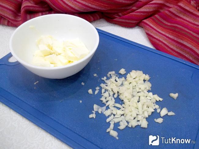 кукуруза в духовке в фольге с маслом и чесноком рецепт приготовления. 1528829572 3. кукуруза в духовке в фольге с маслом и чесноком рецепт приготовления фото. кукуруза в духовке в фольге с маслом и чесноком рецепт приготовления-1528829572 3. картинка кукуруза в духовке в фольге с маслом и чесноком рецепт приготовления. картинка 1528829572 3. Предлагаемый рецепт приготовления кукурузы весьма простой и относительно быстрый, в сравнении с другими вариантами приготовления кукурузы. Готовить подобным образом можно не только молодую свежую кукурузу, неплохо подойдут и старые початки. Только в таком случае ее предварительно нужно будет немного отварить, чтобы она стала мягкой, а потом запекать. Для рецепта я использовала травы, которые больше всего нравятся. Однако специи можно использовать совершено любые, это зависимости от ваших вкусовых предпочтений. Любителям острого советую перед подачей посыпать готовые початки щепоткой молотого чили, а поклонникам сыра посыпать тертым сыром.