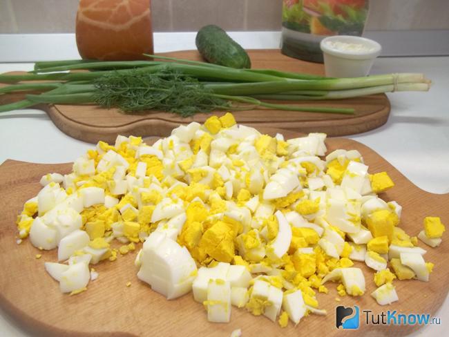 Отваренные яйца очищены и нарезаны кубиками