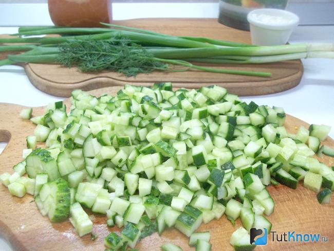 Огурцы нарезаны кубиками