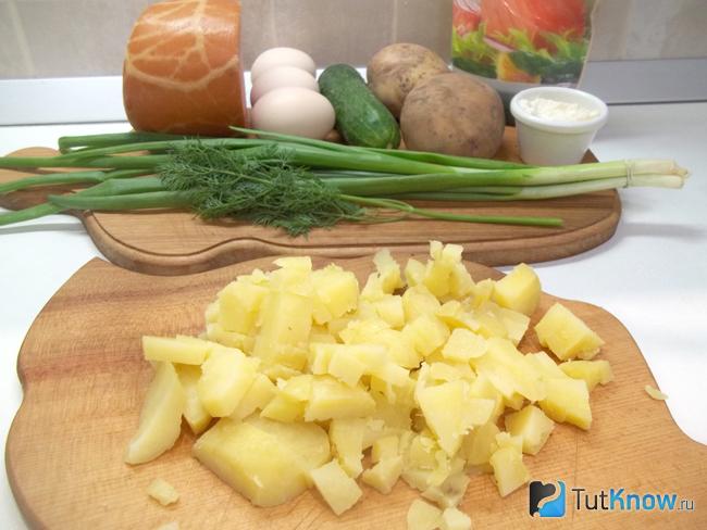 Отваренный картофель очищен и нарезан кубиками