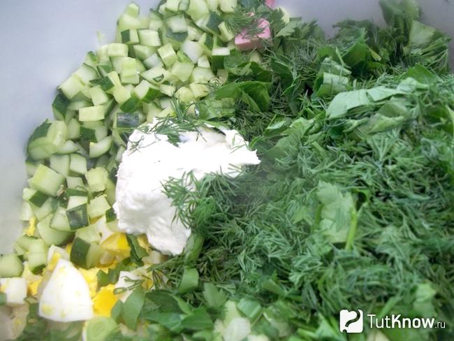 Продукты сложены с кастрюлю, заправлены сметаной с майонезом и залиты водой