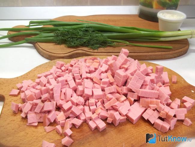 Колбаса нарезана кубиками