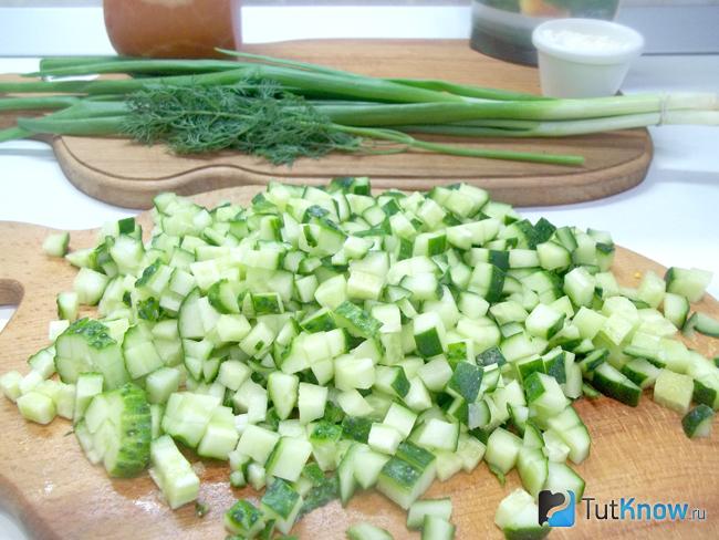 Огурцы нарезаны кубиками
