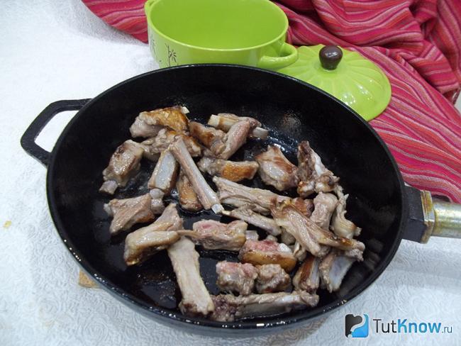 Мясо нарезано и жарится в сковороде