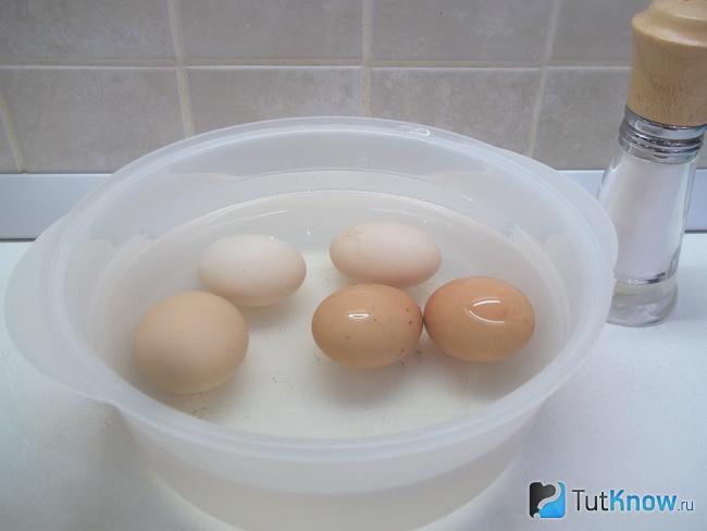 Яйцо вкрутую в воде и в микроволновке. Залить яйцо в машину. Можно сварить яйца в микроволновке в воде. Сварить яйцо в микроволновке в воде