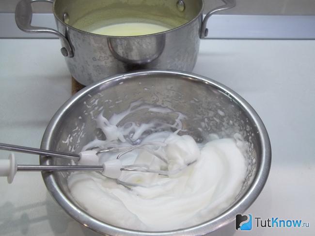 Белки взбиты миксером