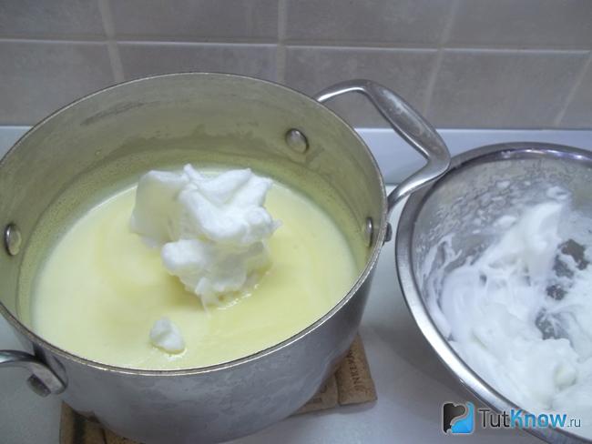 Белки добавлены в молочно-желтковую массу