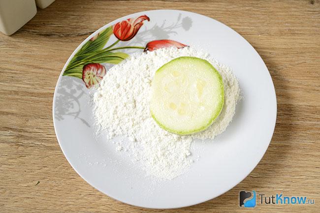 Кабачки в муке шаг 3