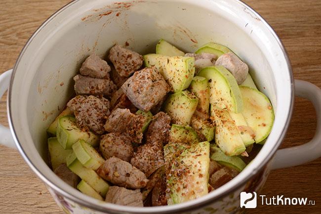 Мясо с кабачками и томатом, перемешанное со специями