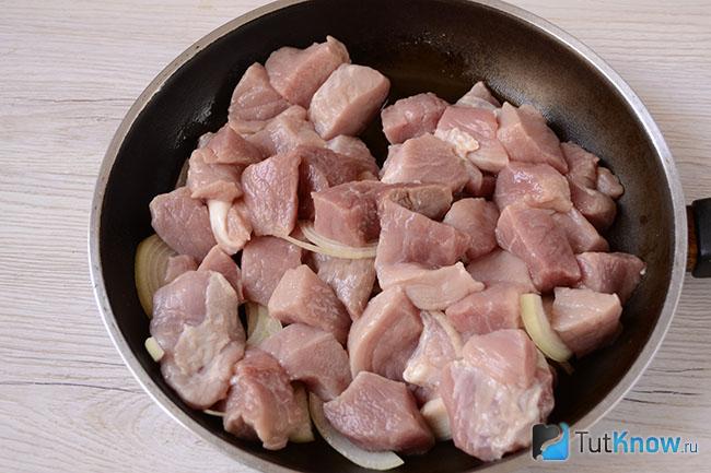 Мясо жарится на сковороде