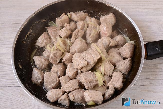 Полуготовое мясо на сковороде