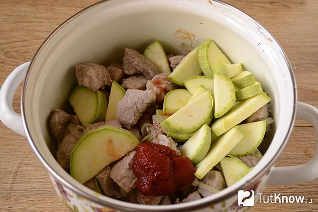 Мясо с кабачками и томатом в кастрюле