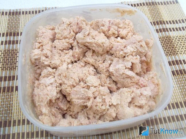 Готовое сливочное клубничное мороженое