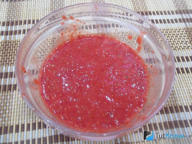 Клубника измельчена блендером до консистенции пюре