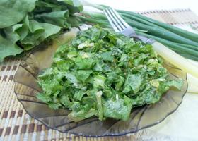 Салат из листьев салата и яиц