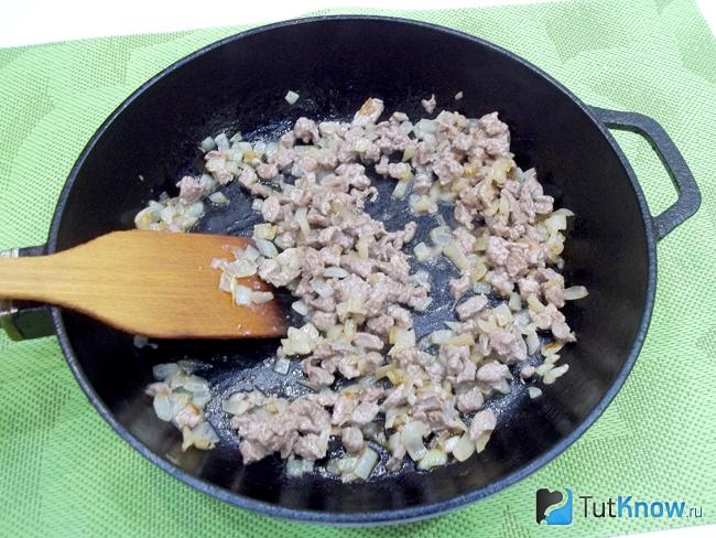 Мясо мелко нарезано и отправлено в сковороду к луку