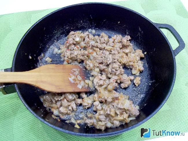 Мясо с луком приправлены томатной пастой