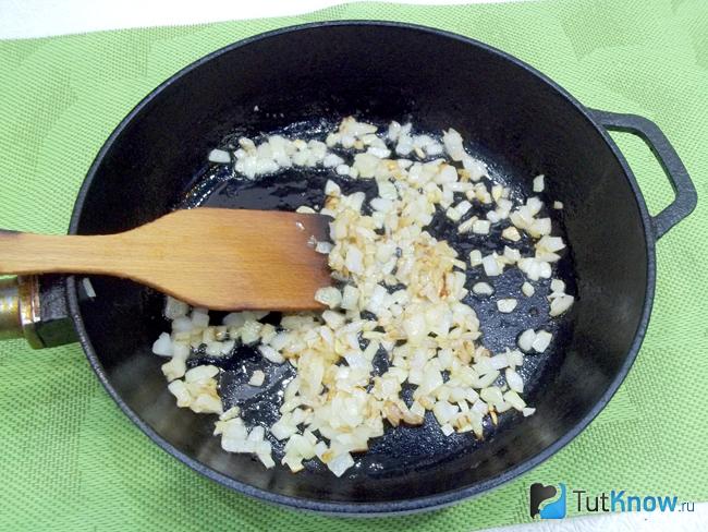 Репчатый лук жарится в сковороде