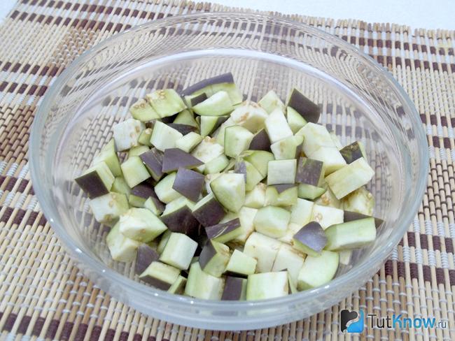 Баклажаны нарезаны кубиками