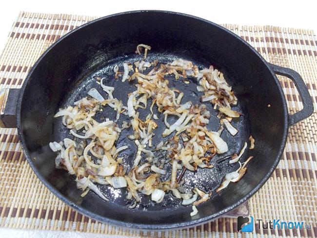 Репчатый лук нашинкован полукольцами и обжарен