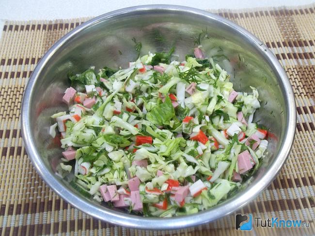 Готовый салат с капустой, крабовыми палочками и колбасой