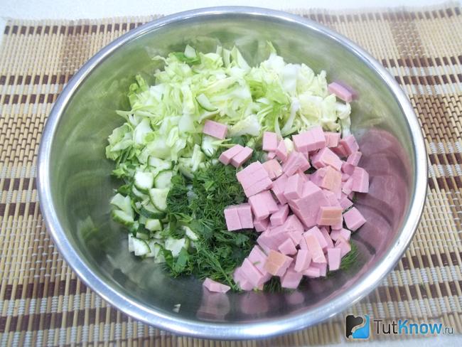 Колбаса нарезана кубиками