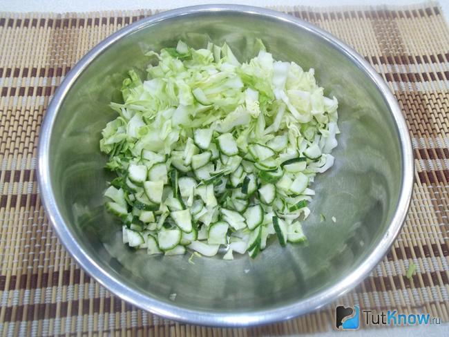 Огурцы нарезаны тонкими полукольцами