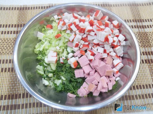 Крабовые палочки нарезаны кубиками