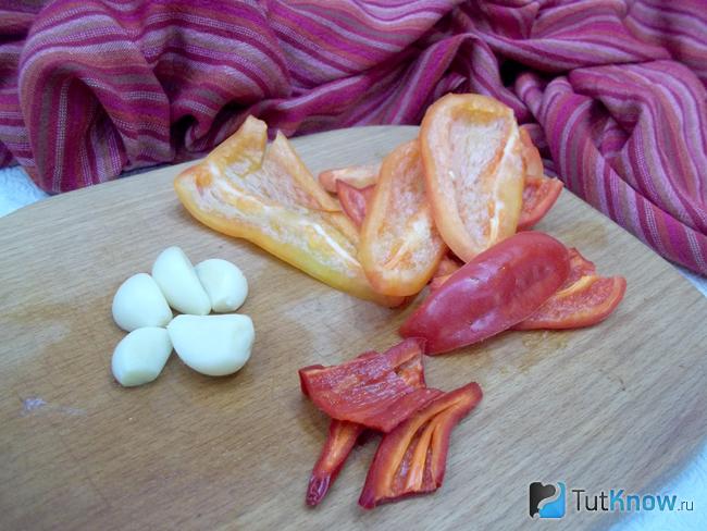 Перец и чеснок очищены и нарезаны