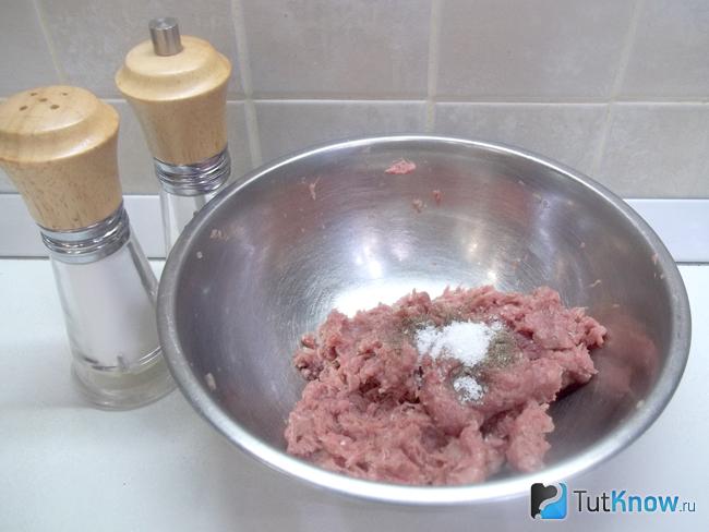 Фарш приправлен солью и перцем