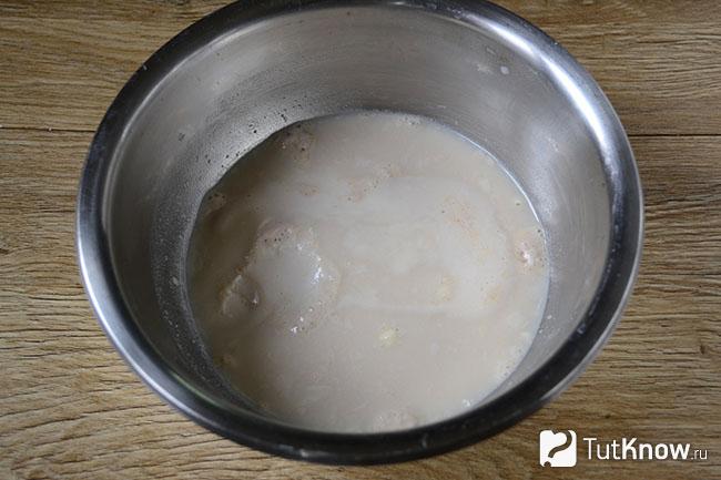 Миска с опарой для приготовления рулета