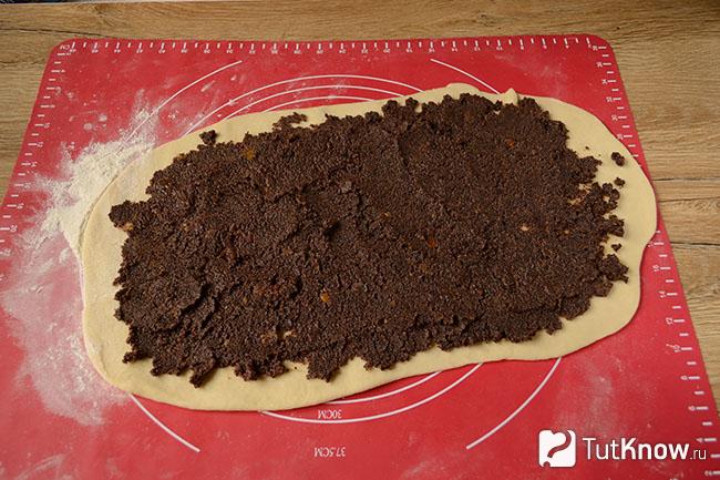 Маковая начинка поверх пласта теста