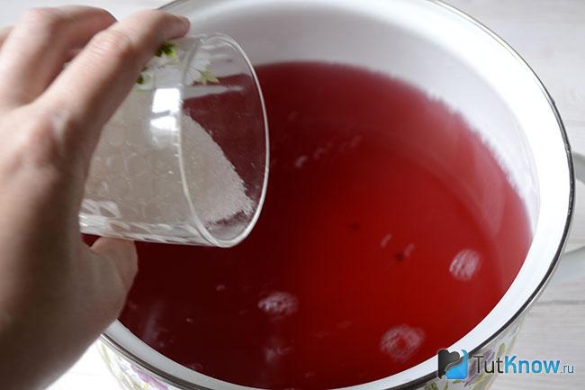 Рецепт компота из вишни и черной смородины на зиму. 1529760740 4. Рецепт компота из вишни и черной смородины на зиму фото. Рецепт компота из вишни и черной смородины на зиму-1529760740 4. картинка Рецепт компота из вишни и черной смородины на зиму. картинка 1529760740 4. Вишня и черная смородина отличное сочетание для компота — кисловато-сладкий вкус должен прийтись по вкусу многим. Приготовить такой компот на зиму не составит труда. Вам понадобятся ягоды, банки, вода и сахар. Банки стерилизовать отдельно не нужно, что гораздо упрощает процесс. Поэтому такая заготовка довольно популярна. Ну, что готовы?